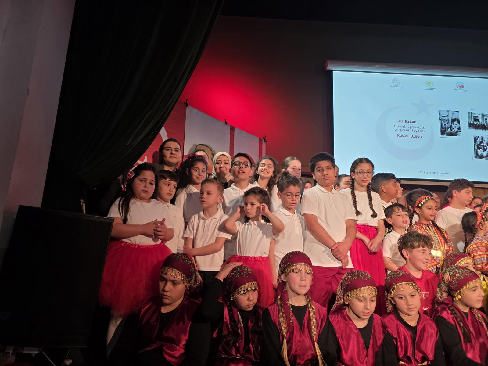 Küçük dansçılar geleneksel kıyafetleriyle sahnede