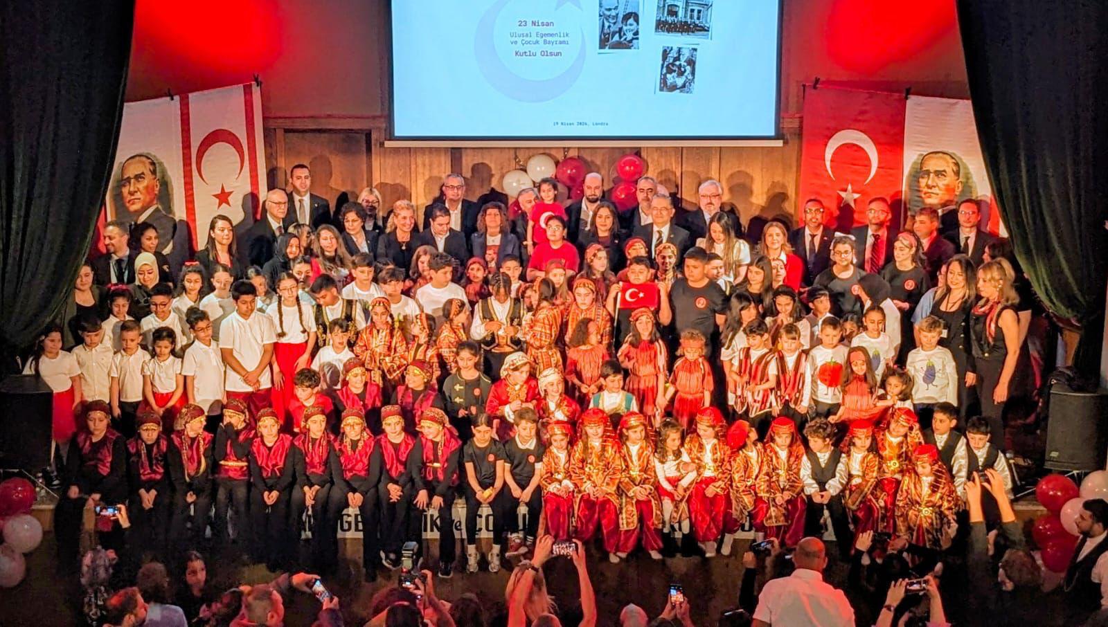23 Nisan 2026 Londra - Tüm Okullar Bir Arada Toplu Fotoğraf